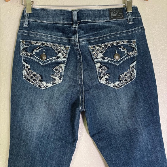 Love Nation Embroidered Cropped Denim Jean Capris Cotton Stretch Size 8 - Picture 5 of 8